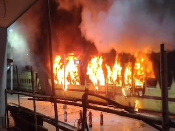 কাটোয়া-আজিমগঞ্জ লোকাল ট্রেনে আগুন, তদন্তে রেল কর্তৃপক্ষ কাটোয়া-আজিমগঞ্জ লোকাল ট্রেনে আগুন, তদন্তে রেল কর্তৃপক্ষ