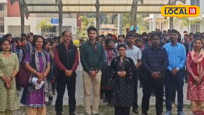 ফুলিয়ার তাঁত শিল্পীদের কাজ দেখছে রানাঘাট কেন্দ্রীয় বিদ্যালয়ের পড়ুয়ারা