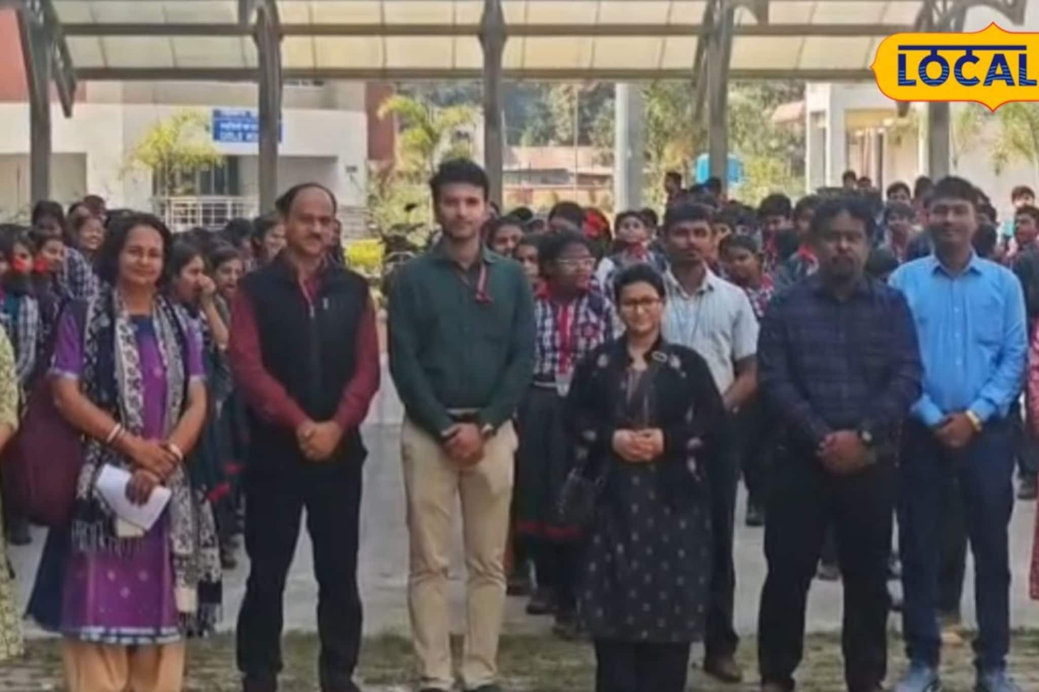 পড়াশোনার ফাঁকেই আয়ের খুঁজতে ফুলিয়ার তাঁত শিল্পে পড়ুয়ারা পড়াশোনার ফাঁকেই আয়ের খুঁজতে ফুলিয়ার তাঁত শিল্পে পড়ুয়ারা