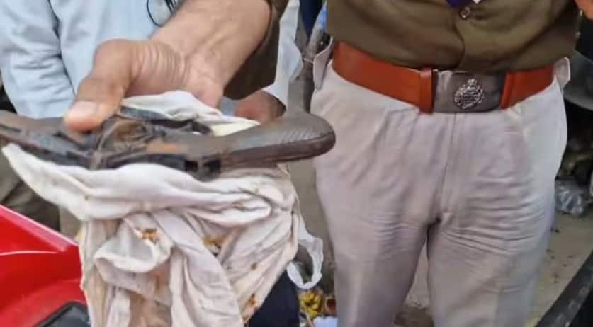 সেখান থেকে বের হওয়া মাত্র পুলিশ ওই স্কুটারে তল্লাশি চালায়। স্কুটারের ডিকি থেকে একটি আগ্নেয়াস্ত্র পাওয়া যায়।