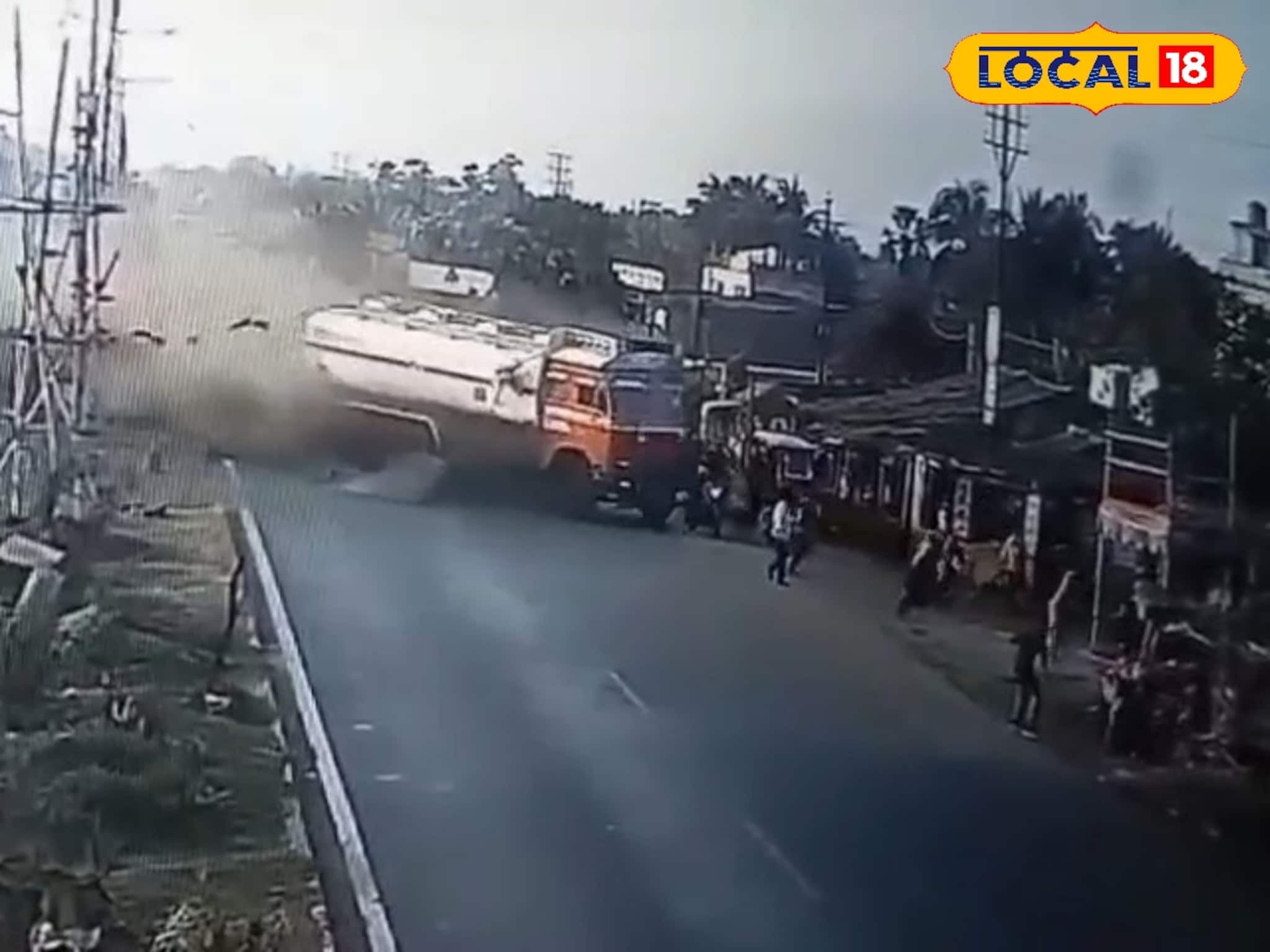 হলদিয়ায় ভয়াবহ পথ দুর্ঘটনা! নিয়ন্ত্রণ হারিয়ে হুড়মুড়িয়ে মাংসের দোকানে তেলবোঝাই ট্যাঙ্কার