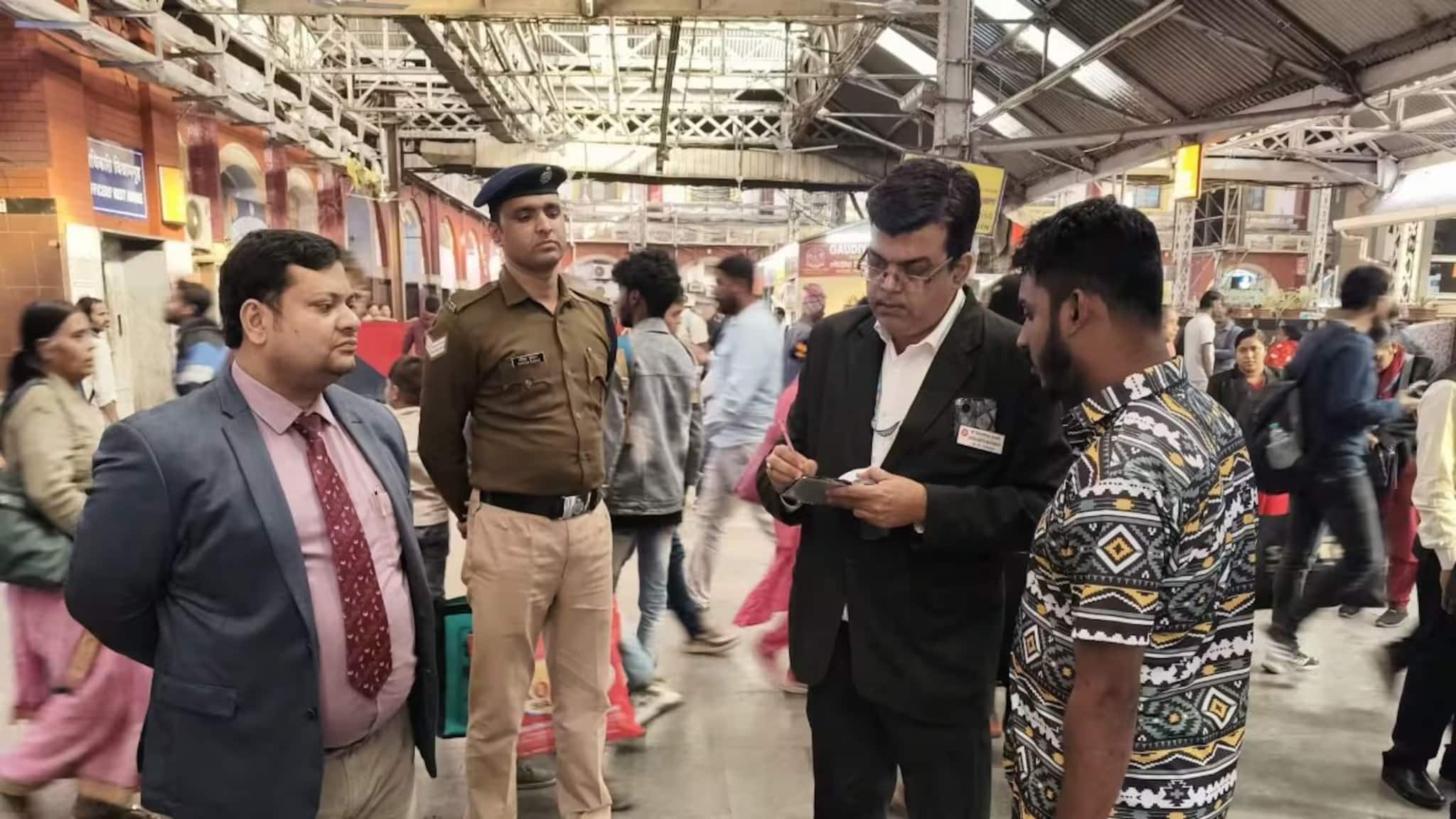 Indian Railways Ticket Rule: ব্যাপক ধরপাকড় রেলের...! দশ, বিশ নয়, ৩,৩০,৪৫১টি জরিমানা মামলা! বিনা টিকিটের যাত্রীদের জন্য কী পদক্ষেপ নিচ্ছে পূর্ব রেল?