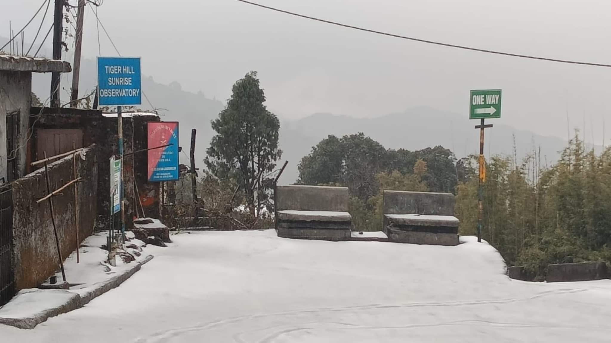 Hailstorm in Darjeeling, Tiger Hill: শিলাবৃষ্টি দার্জিলিং,টাইগার হিল-এ, যেদিকে চোখ যায় শুধু সাদা আর সাদা, বরফের ওড়নায় মুড়ল উপত্যকা