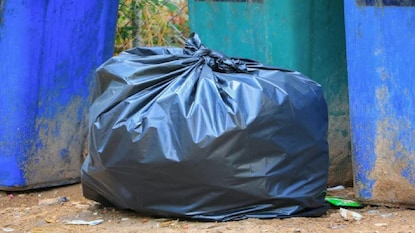 রাস্তার ধারে বস্তাবন্দি দেহ রাস্তার ধারে বস্তাবন্দি দেহ