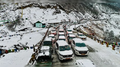 ইস্ট সিকিমে তুষারপাত, না থুলা পাস ও ছাঙ্গু লেকে ৩০০ গাড়ি আটকে! ইস্ট সিকিমে তুষারপাত, না থুলা পাস ও ছাঙ্গু লেকে ৩০০ গাড়ি আটকে!