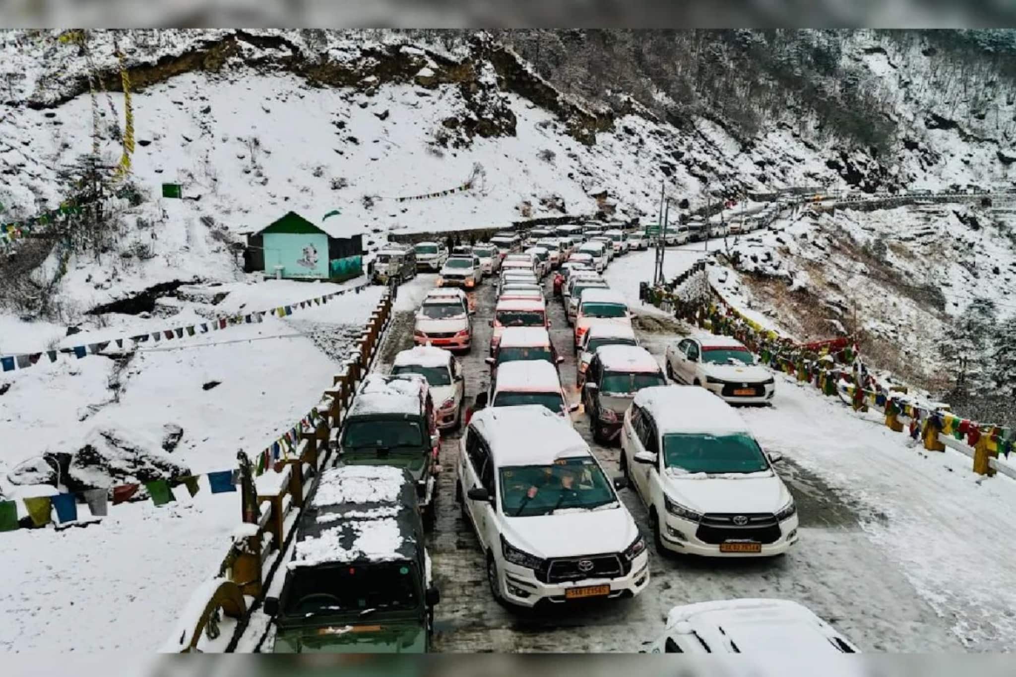 প্রবল তুষারপাতে বিপর্যস্ত পূর্ব সিকিম! আটকে ৩০০ গাড়ি, উদ্ধার অভিযানে সেনাবাহিনী! প্রবল তুষারপাতে বিপর্যস্ত পূর্ব সিকিম! আটকে ৩০০ গাড়ি, উদ্ধার অভিযানে সেনাবাহিনী!