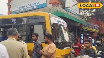 নিয়ন্ত্রণহীন স্কুলবাস, চালক অসুস্থ হয়ে পড়ায় বিপত্তি