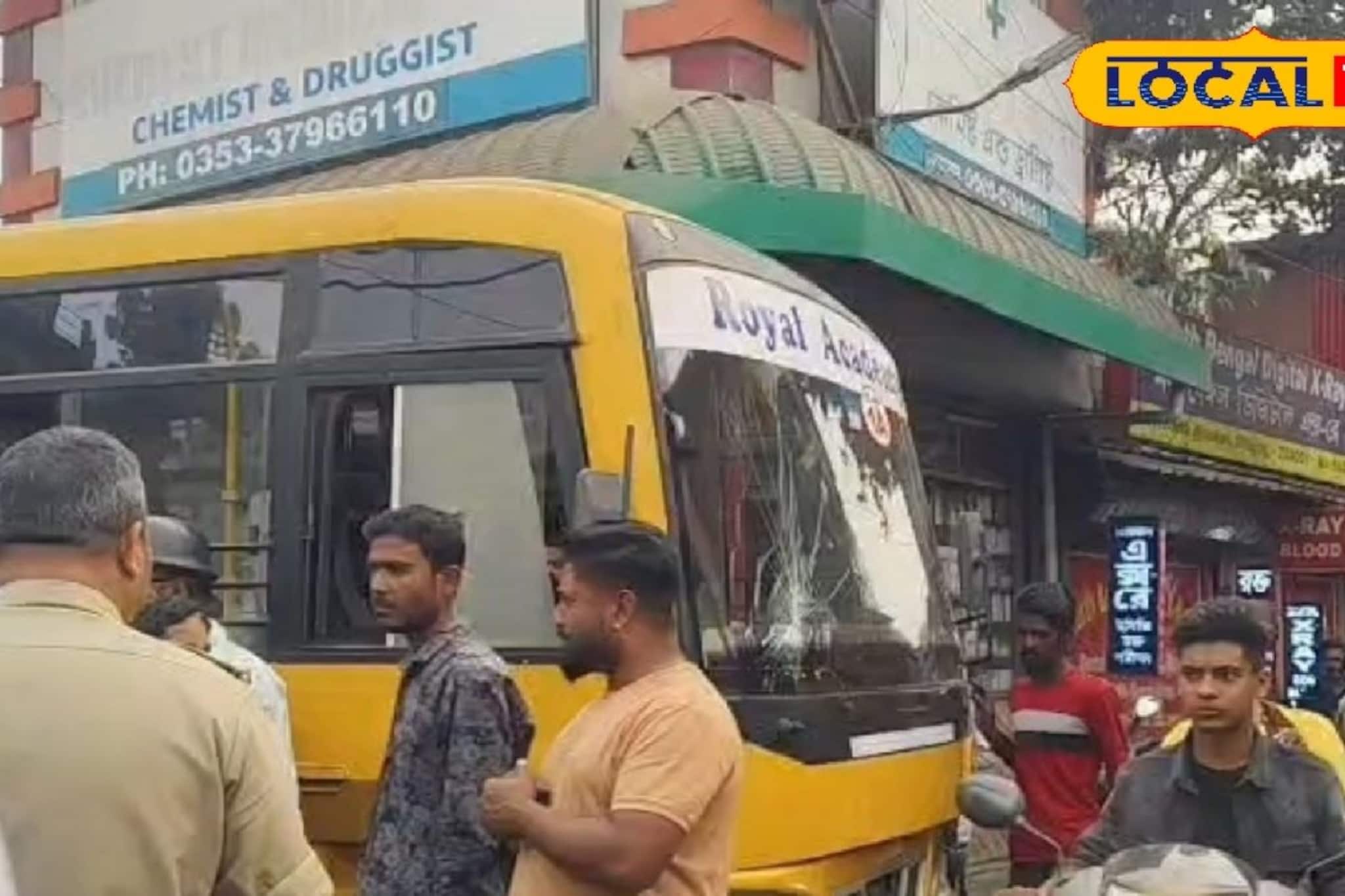 স্টিয়ারিং হাতে হঠাৎ অসুস্থতা, হুড়মুড় করে দোকানে ঢুকল স্কুলবাস! বরাতজোরে রক্ষা পড়ুয়াদের