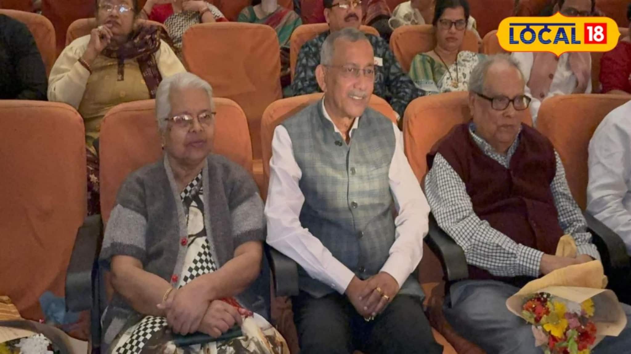 Siliguri News: রাজনৈতিক কাদা ছোঁড়াছুঁড়ির বাজারে মন ভাল করা ছবি! শিলিগুড়ির এক মঞ্চে তিন দলের মুখ, একাকার বর্তমান ও প্রাক্তনরা Siliguri News: রাজনৈতিক কাদা ছোঁড়াছুঁড়ির বাজারে মন ভাল করা ছবি! শিলিগুড়ির এক মঞ্চে তিন দলের মুখ, একাকার বর্তমান ও প্রাক্তনরা