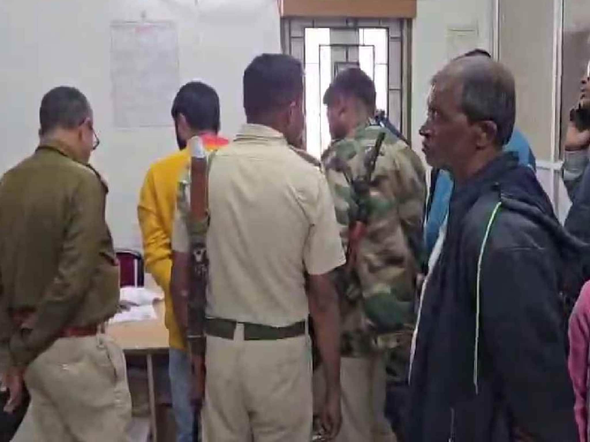 পথ দুর্ঘটনায় স্ত্রী-ছেলের মৃত্যু, মর্গে দেহ রেখেই SIR শুনানিতে ছুটলেন শিক্ষক!