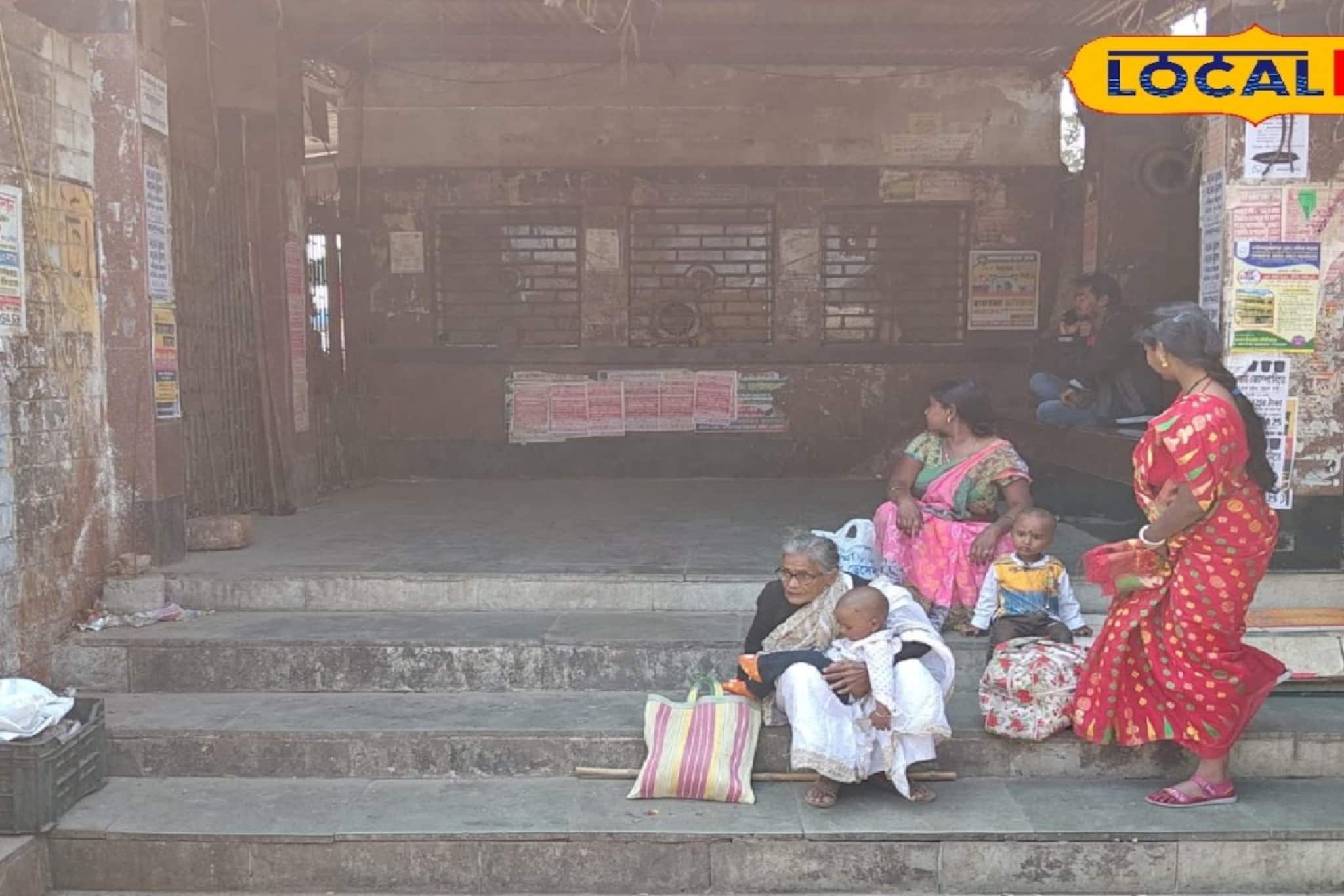 কাউন্টার এখন ভবঘুরেদের দখলে, জয়নগর স্টেশনে টিকিট কাটতে গিয়ে ওলটপালট হচ্ছে সব