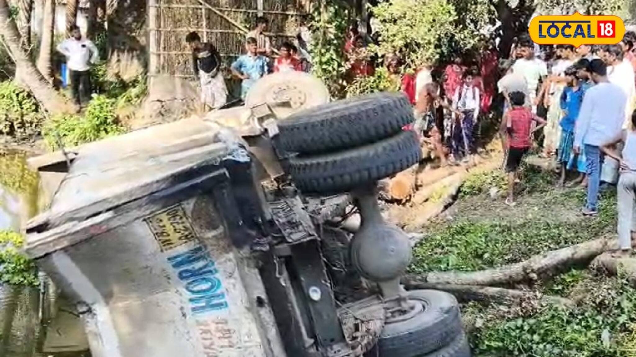 দাঁড়িয়ে থাকা ডাম্পারে বাসের সজোরে ধাক্কা, যমের দুয়ার থেকে ফিরলেন যাত্রীরা! আহত ১২