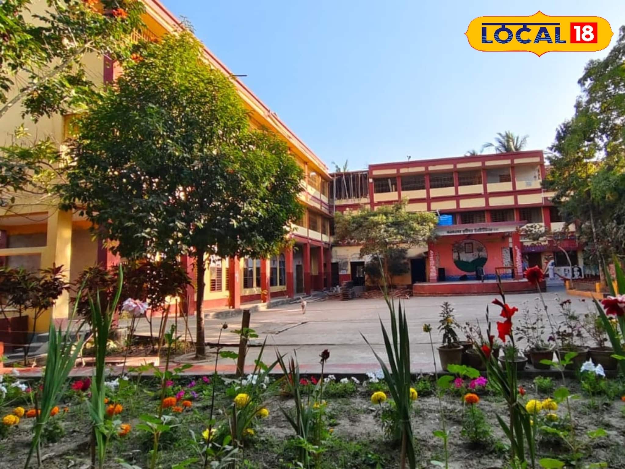 স্কুল তো নয়, যেন...! পড়ুয়াদের পাশাপাশি মন ভরছে বাসিন্দাদেরও, দেশি-বিদেশি বিরল ফুলের বাহারে