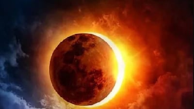 ১৭ই ফেব্রুয়ারি এই বছরের প্রথম সূর্যগ্রহণ হতে চলেছে৷ বছরের প্রথম সূর্যগ্রহণ নানা দিক থেকে খুবই তাৎপর্যপূর্ণ। কারণ এবার যখন সূর্যগ্রহণ হবে, তখন সূর্যের সঙ্গে আরও চারটি গ্রহ কুম্ভ রাশিতে গমন করবে। এই গ্রহ সংযোগ প্রায় ৩৭ বছর পর ঘটেছে। এই গ্রহ সংযোগ অত্যন্ত বিরল এবং বহু বছর পর ঘটেছে। তাই, এই ক্ষণটি খুবই গুরুত্বপূর্ণ৷ আসুন এই বছরের সূর্যগ্রহণ সম্পর্কিত পাঁচটি গুরুত্বপূর্ণ বিষয়।