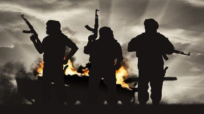 কলকাতা: দিল্লি পুলিশের অপারেশনে কলকাতা থেকে গ্রেফতার দুই সন্দেহভাজন জঙ্গি৷ জঙ্গিযোগে গ্রেফতার মালদহের ওমর ফারুক৷ দিল্লির মেট্রোয় দেশবিরোধী পোস্টার লাগানোর অভিযোগ৷ এদিক রবিবারই তামিলনাড়ু ও পশ্চিমবঙ্গে অভিযান চালিয়ে ধরা পড়ল আট সন্দেহভাজন জঙ্গি। অভিযোগ, পাকিস্তানের আইএসআই (ISI) এবং বাংলাদেশ-ভিত্তিক জঙ্গি সংগঠনের সহায়তায় ভারতে বড়সড় নাশকতার ছক কষছিল এই চক্র। সূত্রের খবর, ধৃতদের মধ্যে এক জন বাংলাদেশি নাগরিকও রয়েছে।