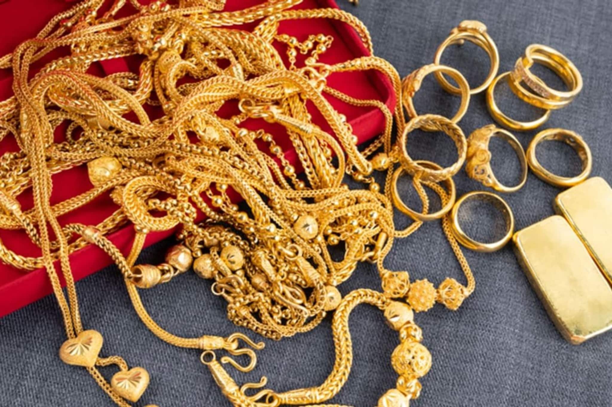 রাতে সোনার দোকানে ঢুকল কে! মালিকের কাছে গেল খবর! এসে যা দেখলেন, চমকে উঠল সকলে