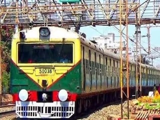 পুরুলিয়া স্টেশনে চলন্ত ট্রেনে ওঠার চেষ্টা, সিসিটিভি ফুটেজে প্রাণরক্ষা পুরুলিয়া স্টেশনে চলন্ত ট্রেনে ওঠার চেষ্টা, সিসিটিভি ফুটেজে প্রাণরক্ষা