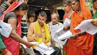 কলকাতা: শনিবার, ২৮ ফেব্রুয়ারি রাজ্যে প্রকাশিত হল এসআইআর-এর চূড়ান্ত ভোটার তালিকা৷ এরপরে অবশ্য ‘অ্যাডজুডিকেশন’-এর আওতাভুক্ত, অর্থাৎ, বিচারাধীন নামগুলি সাপ্লিমেন্টারি চার্জশিটে যুক্ত হতে থাকবে৷ এদিন মোট ৭ কোটি ৮ লক্ষ ভোটারেরই নাম রয়েছে বলে জানা গিয়েছে৷ নাম রাখা হয়েছে তিনটি ক্যাটেগরিতে৷ এর মধ্যে অমীমাংসিত ভোটারদের নিয়েই বাড়ছে সংশয়, তৈরি হয়েছে জটিলতা। রাজ্যে মোট ৬০ লক্ষ ৬ হাজার অমীমাংসিত ভোটার রয়েছে। কিন্তু চূড়ান্ত তালিকায় নাম না থাকলে কী করবেন? কীভাবে নিজের নাম তুলবেন? এসআইআর তালিকায় নাম না থাকলে ১৫দিনের মধ্যে নির্বাচন আধিকারিক (DEO)-র কাছে আবেদন করতে পারবেন। সমাধান না হলে বিষয়টি মুখ্য নির্বাচনী আধিকারিক,ceo-র কাছে যেতে হবে। দেখুন বাংলা নিউজ ভিডিও (Watch bangla news video)৷