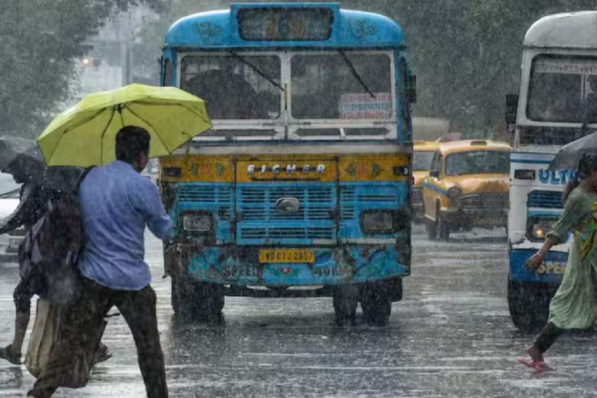 শীতের শেষে ১৮০ ডিগ্রি ঘুরে গেল আবহাওয়া! রাজ্যের একাধিক জেলায় দুদিন ধরে বৃষ্টি, দেখুন ভিডিও