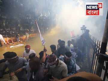 ইউনূসের বাড়ির বাইরে হঠাৎ তুমুল বিক্ষোভ...জলকামান, সাউন্ড গ্রেনেড! ভোটের আগে উত্তাল ঢাকা