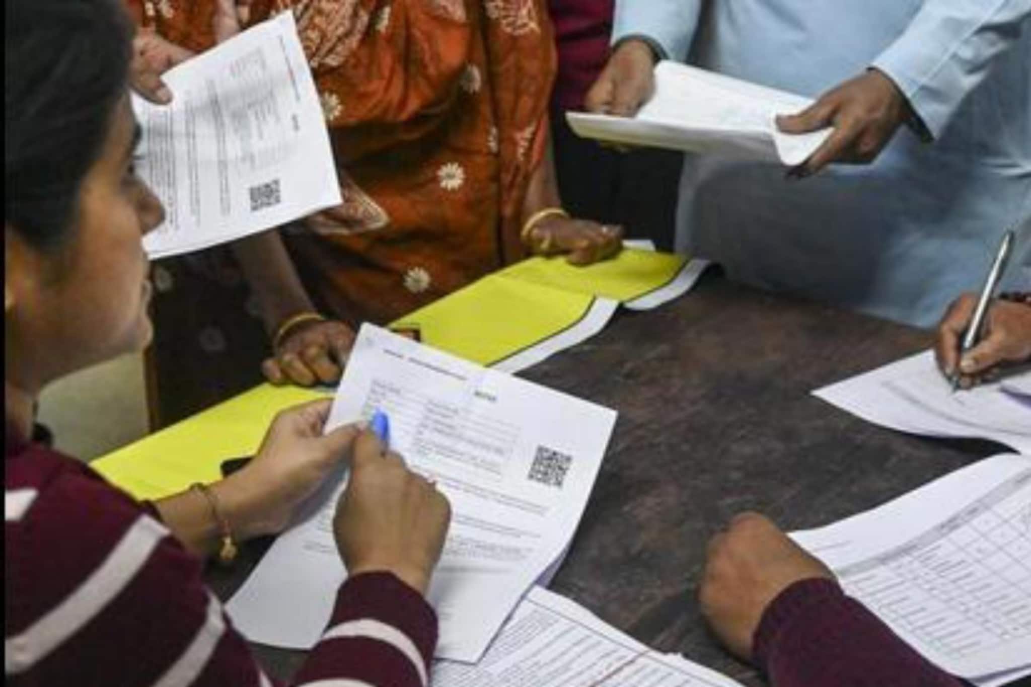 বিহারে SIR-এ গৃহীত জন্ম রেজিস্ট্রারের নথি, বাংলায় কেন নয়? কমিশনের সিদ্ধান্তে ফের সরব মমতা