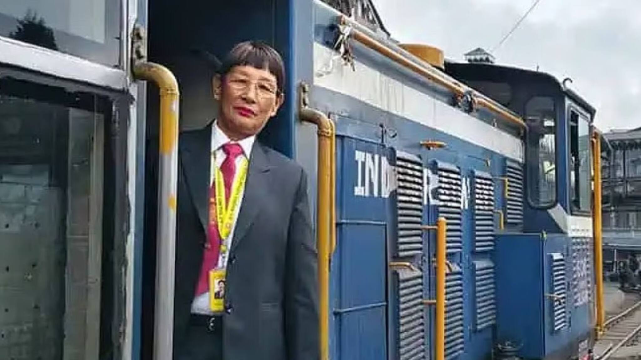 Indian Railways: দার্জিলিঙের মেয়ে...তৈরি করলেন ইতিহাস! পাহাড়ি পাকদণ্ডীতে পাহাড়ের মেয়ের জয়জয়কার