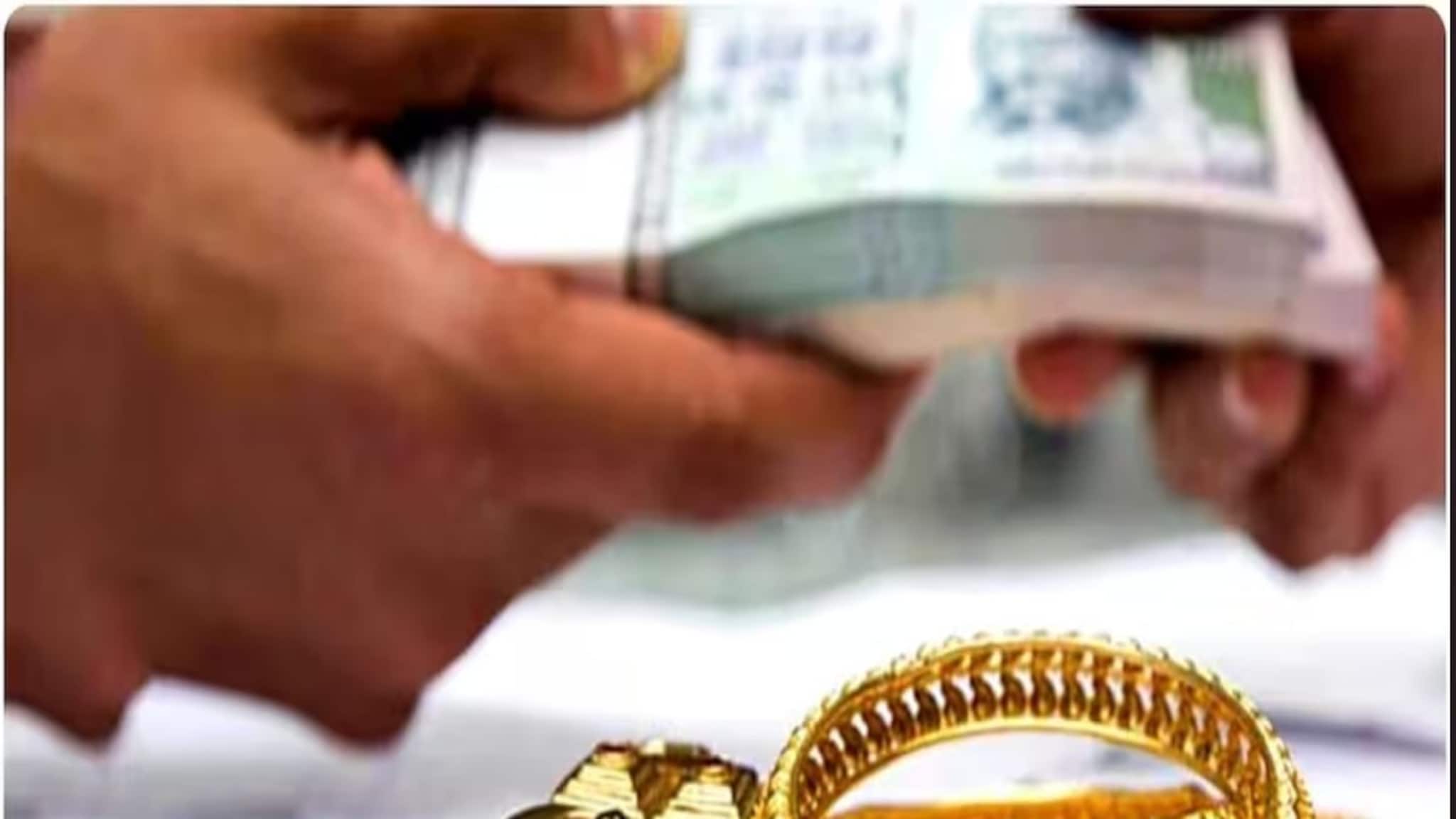 Gold Loan vs Silver Loan: গোল্ড লোন তো পাওয়া যায়...কিন্তু কখনও ভেবে দেখেছেন ‘সিলভার লোন’ পাওয়া যায় না কেন?