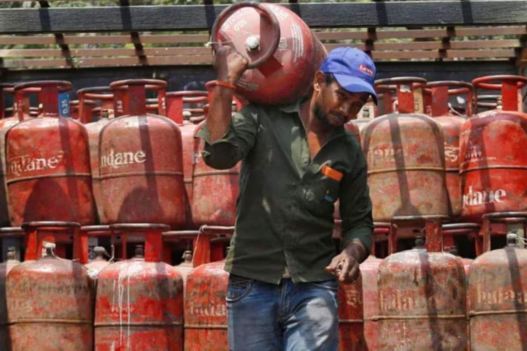 LPG Cylinder Crisis Update: শহরে ২৫ দিন, গ্রামাঞ্চলে ৪৫ দিনের আগে নতুন গ্যাসের বুকিং নয়! সংসদে জানালেন পেট্র্রোলিয়াম মন্ত্রী