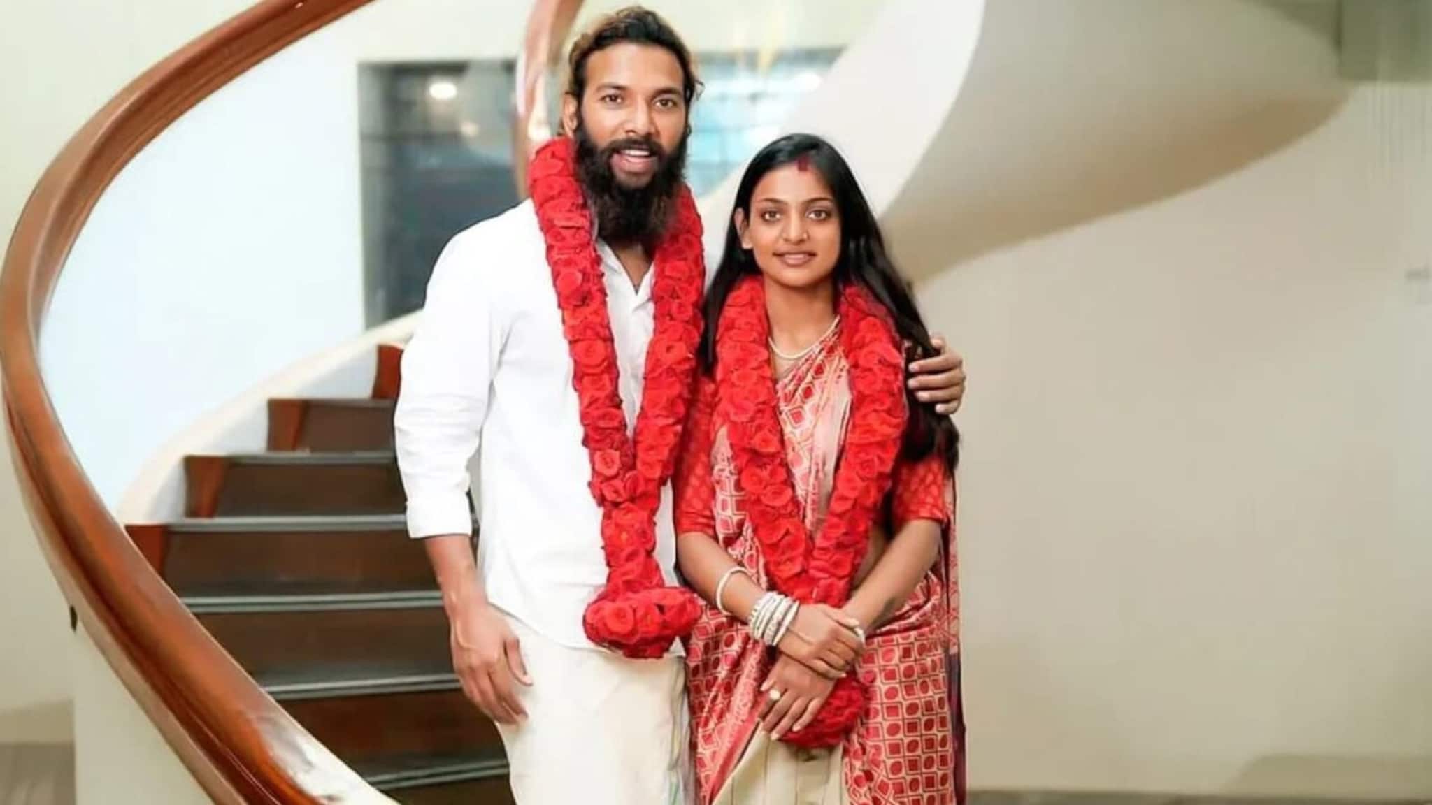 সিপিএম নেতাদের সহায়তায়, বহু বাধা কাটিয়ে বিয়ে সারলেন মহাকুম্ভের ভাইরাল মোনালিসা... রইল বিয়ের অদেখা ছবি