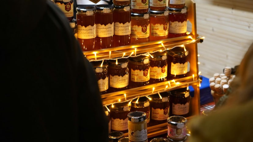 মধুর উপকারিতা বলে শেষ করা যায় না! অনেকেই ভাবেন, মধু শুধু শীতকালেই খাওয়া যায়। এটা ভুল ধারণা! মধু যে কোনও মরশুমেই স্বাস্থ্যকর। কেউ সর্দি-কাশি কমানোর জন্য মধু খান, কেউ ওজন নিয়ন্ত্রণে রাখতে উষ্ণ গরম জলে লেবু-মধু মিশিয়ে খান। খাঁটি মধুতে থাকে অ্যান্টিঅক্সিড্যান্ট, বেশ কিছু ভিটামিন ও খনিজ— যা রোগ প্রতিরোধ ক্ষমতা বাড়ায়, হার্ট ভাল রাখে, শরীরের যে কোনও প্রদাহ কমায়! কিন্তু সমস্যার বিষয় হল, ইদানীং মধুতে ভেজাল মেশানো হচ্ছে! সমীক্ষায় দেখা গিয়েছে, ভারতে ১০০ বোতল মধুর মধ্যে ৭৭ টি- ভেজাল মধু! কীভাবে চিনবেন, কোনটা খাঁটি মধু, কোনটা ভেজাল? মধুর উপকারিতা বলে শেষ করা যায় না! অনেকেই ভাবেন, মধু শুধু শীতকালেই খাওয়া যায়। এটা ভুল ধারণা! মধু যে কোনও মরশুমেই স্বাস্থ্যকর। কেউ সর্দি-কাশি কমানোর জন্য মধু খান, কেউ ওজন নিয়ন্ত্রণে রাখতে উষ্ণ গরম জলে লেবু-মধু মিশিয়ে খান। খাঁটি মধুতে থাকে অ্যান্টিঅক্সিড্যান্ট, বেশ কিছু ভিটামিন ও খনিজ— যা রোগ প্রতিরোধ ক্ষমতা বাড়ায়, হার্ট ভাল রাখে, শরীরের যে কোনও প্রদাহ কমায়! কিন্তু সমস্যার বিষয় হল, ইদানীং মধুতে ভেজাল মেশানো হচ্ছে! সমীক্ষায় দেখা গিয়েছে, ভারতে ১০০ বোতল মধুর মধ্যে ৭৭ টি- ভেজাল মধু! কীভাবে চিনবেন, কোনটা খাঁটি মধু, কোনটা ভেজাল?