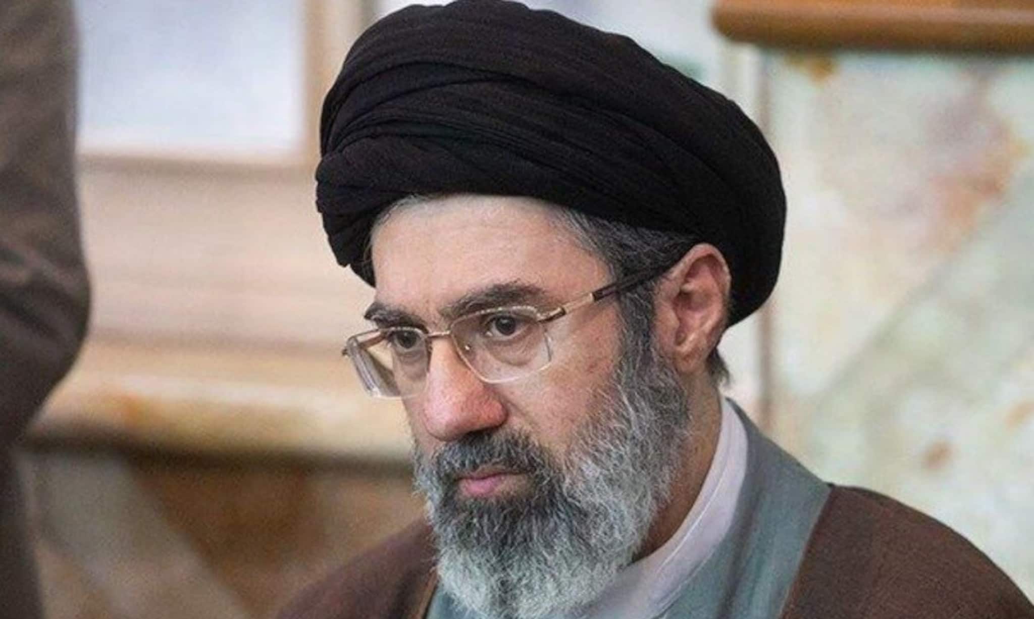 মোজতবা খামেনি অসুস্থ, নাকি এই খবরের আড়ালে লুকিয়ে আছে অন্য রহস্য? 