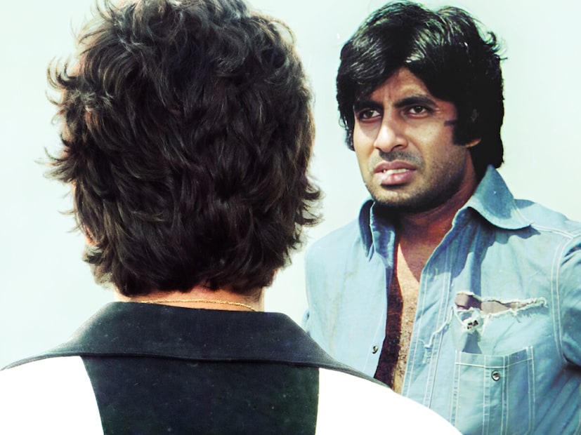 নয়াদিল্লি। সত্তর ও আশির দশক ছিল ‘অ্যাংরি ইয়াং ম্যান’ অমিতাভ বচ্চনের যুগ, কিন্তু এমন একজন অভিনেতা ছিলেন যিনি শুধু বিগ বি-কে কঠিন প্রতিদ্বন্দ্বিতাই দেননি, বরং তাঁর তারকাখ্যাতির জন্য এক বড় হুমকিও হয়ে দাঁড়িয়েছিলেন। সেই অভিনেতা ছিলেন বিনোদ খান্না। এমন এক ব্যক্তিত্ব, যাঁর স্বকীয়তা, ব্যক্তিত্ব এবং অভিনয় দক্ষতা ছিল সেই যুগের প্রত্যেক তরুণের স্বপ্ন। (ছবিটি এআই ব্যবহার করে তৈরি করা হয়েছে) নয়াদিল্লি। সত্তর ও আশির দশক ছিল ‘অ্যাংরি ইয়াং ম্যান’ অমিতাভ বচ্চনের যুগ, কিন্তু এমন একজন অভিনেতা ছিলেন যিনি শুধু বিগ বি-কে কঠিন প্রতিদ্বন্দ্বিতাই দেননি, বরং তাঁর তারকাখ্যাতির জন্য এক বড় হুমকিও হয়ে দাঁড়িয়েছিলেন। সেই অভিনেতা ছিলেন বিনোদ খান্না। এমন এক ব্যক্তিত্ব, যাঁর স্বকীয়তা, ব্যক্তিত্ব এবং অভিনয় দক্ষতা ছিল সেই যুগের প্রত্যেক তরুণের স্বপ্ন। (ছবিটি এআই ব্যবহার করে তৈরি করা হয়েছে)