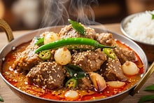 Mutton Curry Recipe: ব্যাচেলরদের জন্য সেরার সেরা রেসিপি! মশলা ছাড়াই বানিয়ে ফেলুন চটপটা স্বাদের 'মটন সল্ট কারি', রইল রেসিপি