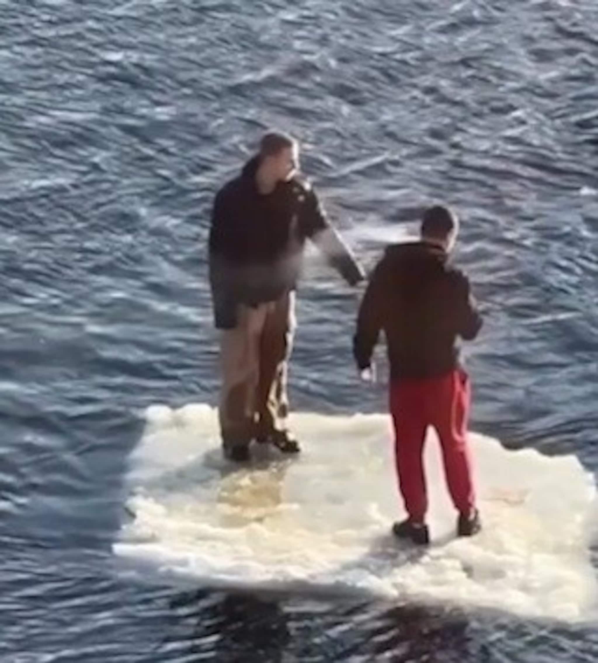 রাশিয়ায় হাড়কাঁপানো অ্যাডভেঞ্চার! বরফের চাঁইয়ে চড়ে নদী পার করছেন দুই যুবক