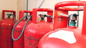 প্রতিদিন ব্যবহার করেন, কিন্তু জানেন না—LPG সিলিন্ডার লাল রঙের কারণ কী?