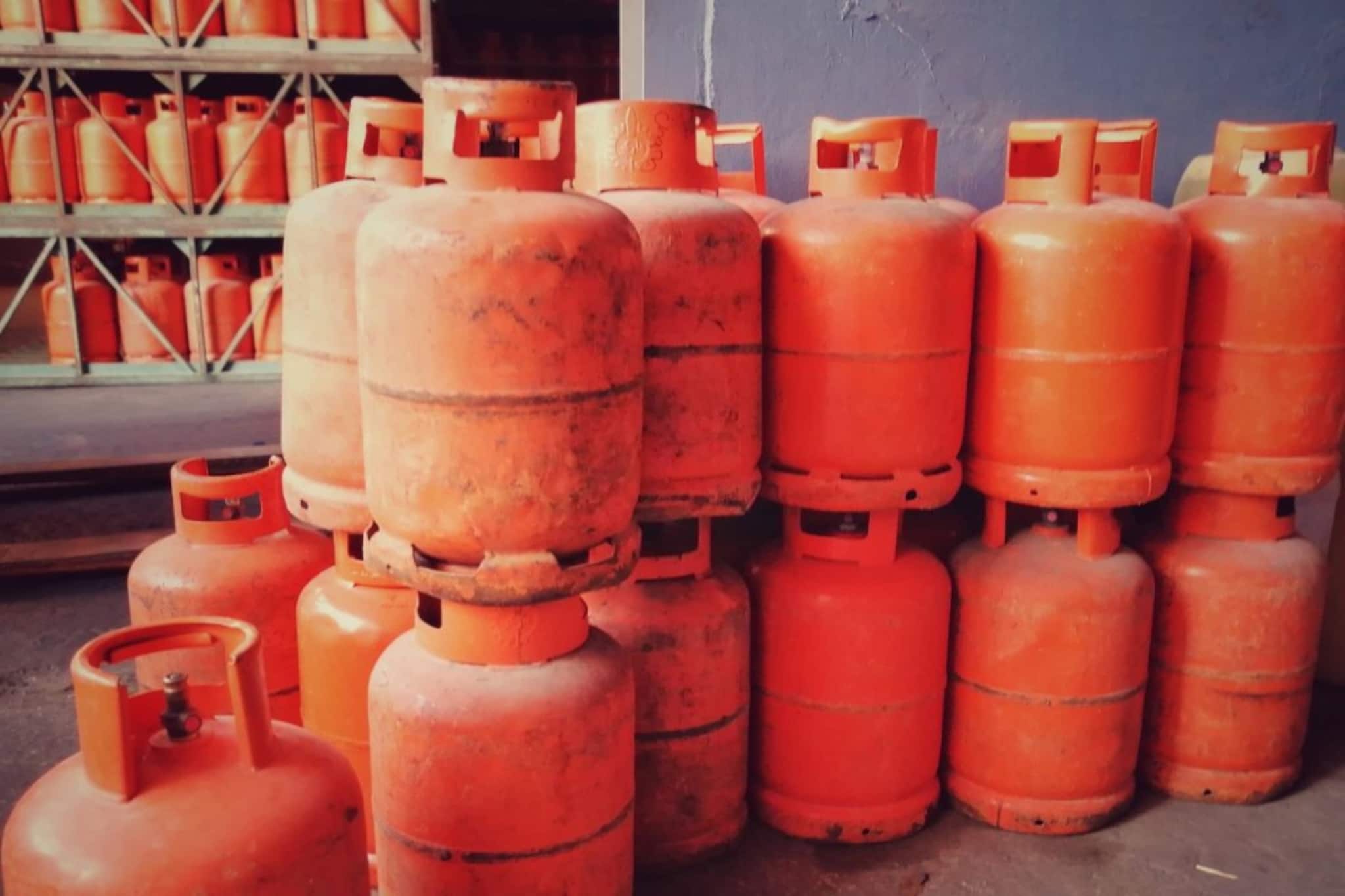 প্রতিদিন ব্যবহার করেন, কিন্তু জানেন না—LPG সিলিন্ডার লাল রঙের কারণ কী?