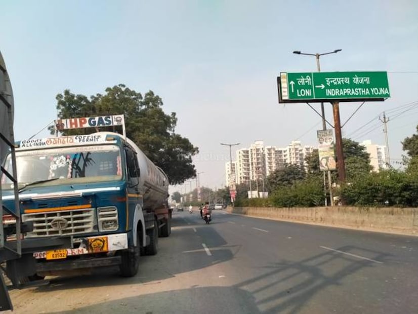 ভারতের পরিবেশ ও জনস্বাস্থ্য ব্যবস্থার জন্য সতর্কবার্তা হিসেবে, গাজিয়াবাদের নিকটবর্তী শহরাঞ্চল লোনি দিল্লিকে ছাড়িয়ে বিশ্বের সবচেয়ে দূষিত শহর হয়ে উঠেছে। IQAir-এর সর্বশেষ তথ্য একটি বিপজ্জনক পরিবর্তনের ইঙ্গিত দিচ্ছে। বায়ুদূষণ এখন আর শুধু দিল্লির সমস্যা নয়, এটি সমগ্র জাতীয় রাজধানী অঞ্চলকে (এনসিআর) গ্রাস করেছে। এর অর্থ কী এবং কেন এটি গুরুত্বপূর্ণ, তার একটি বিশদ বিবরণ নীচে দেওয়া হল। ভারতের পরিবেশ ও জনস্বাস্থ্য ব্যবস্থার জন্য সতর্কবার্তা হিসেবে, গাজিয়াবাদের নিকটবর্তী শহরাঞ্চল লোনি দিল্লিকে ছাড়িয়ে বিশ্বের সবচেয়ে দূষিত শহর হয়ে উঠেছে। IQAir-এর সর্বশেষ তথ্য একটি বিপজ্জনক পরিবর্তনের ইঙ্গিত দিচ্ছে। বায়ুদূষণ এখন আর শুধু দিল্লির সমস্যা নয়, এটি সমগ্র জাতীয় রাজধানী অঞ্চলকে (এনসিআর) গ্রাস করেছে। এর অর্থ কী এবং কেন এটি গুরুত্বপূর্ণ, তার একটি বিশদ বিবরণ নীচে দেওয়া হল।