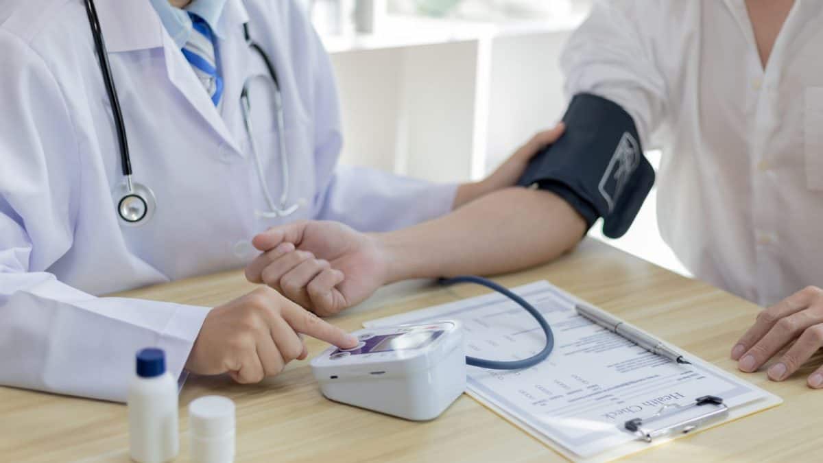 Blood Pressure: ডান হাত না বাঁ হাত? ব্লাড-প্রেশার মাপার সঠিক নিয়মটা জেনে রাখুন, না হলে কিন্তু কেলেঙ্কারি