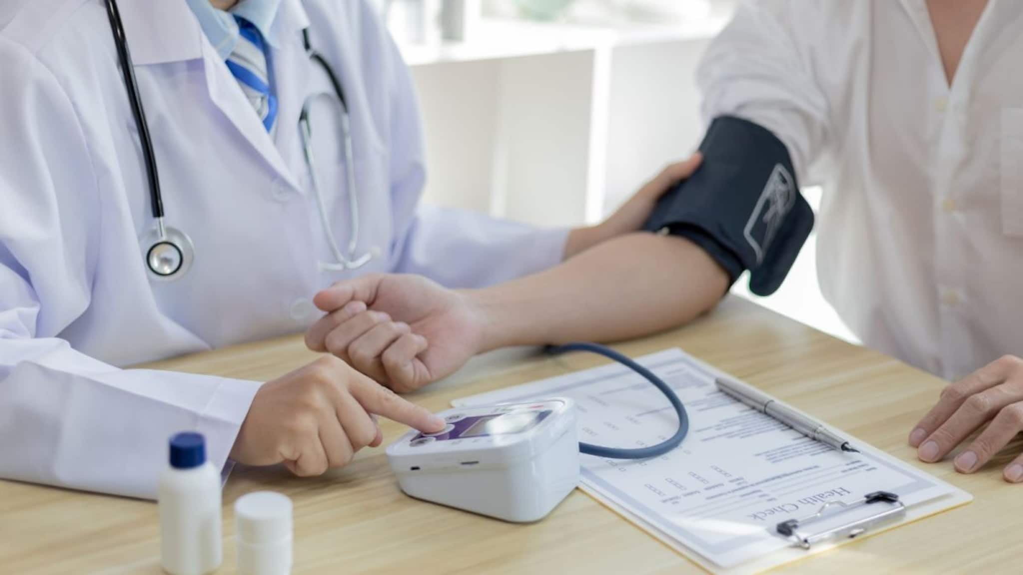 High Blood Pressure: উচ্চ রক্তচাপে ভুগছেন? কতদিন অন্তর 'পরীক্ষা' করা উচিত ব্লাড-প্রেশার জেনে নিন