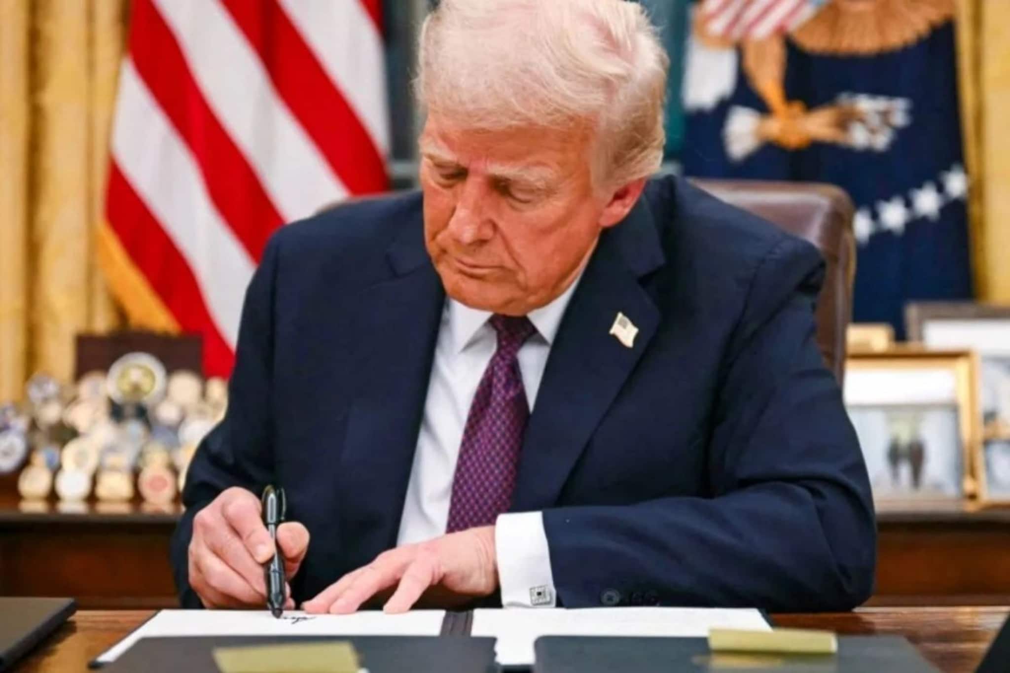 মার্কিন ডলার নিয়ে বড় আপডেট! ট্রাম্পের হাত ধরে বদলে যাবে ১৬৫ বছরের আমেরিকার ইতিহাস! মার্কিন ডলার নিয়ে বড় আপডেট! ট্রাম্পের হাত ধরে বদলে যাবে ১৬৫ বছরের আমেরিকার ইতিহাস!