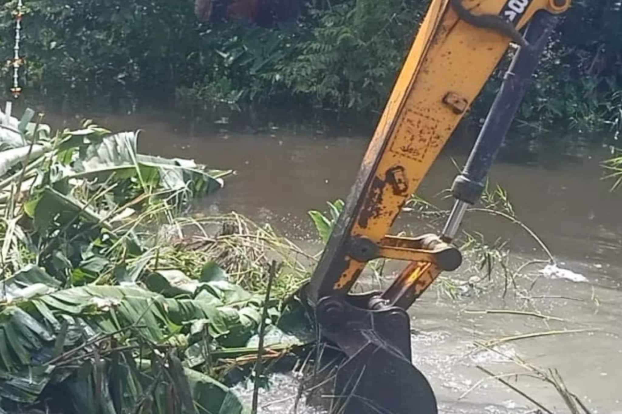 খাল সংস্কার করতে গিয়ে ধ্বস! ভেঙে পড়ল বাজারের ৭০ টি দোকান, পূর্ব মেদিনীপুরে বড় কাণ্ড