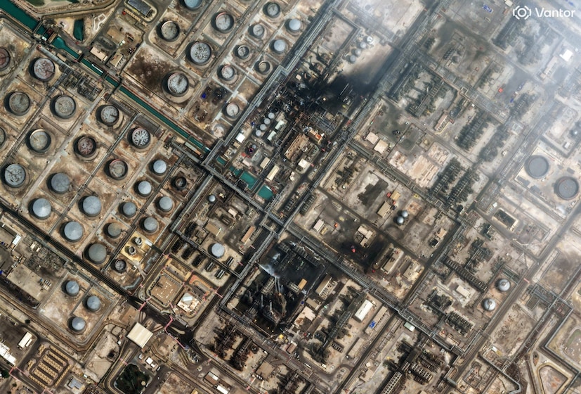 ইরানের ড্রোন হামলার মুখে পড়েছে সৌদি আরব তথা বিশ্বের বৃহত্তম তেল শোধনাগার। সোমবার সৌদি আরবের রাস-তানুরায় বিশ্বের বৃহত্তর তেল উৎপাদক সংস্থা ‘সৌদি অ্যারামকো’-র তেল শোধনাগারে আঘাত হানে ইরানের ড্রোন। সেই হামলার ভয়াবহ স্যাটেলাইট ছবি এখন সামনে এসেছে ৷ (Photo: AP) ইরানের ড্রোন হামলার মুখে পড়েছে সৌদি আরব তথা বিশ্বের বৃহত্তম তেল শোধনাগার। সোমবার সৌদি আরবের রাস-তানুরায় বিশ্বের বৃহত্তর তেল উৎপাদক সংস্থা ‘সৌদি অ্যারামকো’-র তেল শোধনাগারে আঘাত হানে ইরানের ড্রোন। সেই হামলার ভয়াবহ স্যাটেলাইট ছবি এখন সামনে এসেছে ৷ (Photo: AP)