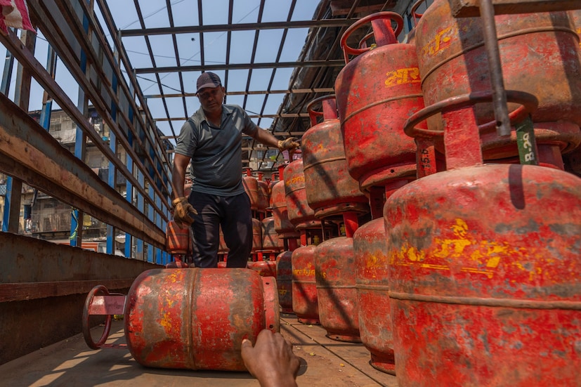 ইরান এবং ইজরায়েল-আমেরিকার সংঘাতের জেরে এলপিজি নিয়ে আশঙ্কার মেঘ আরও ঘনীভূত হচ্ছে। এলপিজি সরবরাহের ক্ষেত্রে শুরু হয়েছে চাপানউতোর। ভারতে পড়ছে এর বড় প্রভাব। প্রায় প্রতিদিন সকালে উঠলেই এলপিজি সরবরাহ নিয়ে খবরের উপর চোখ রাখছেন আপামর ভারতবাসী। যখনই মনে হয় যে, এলপিজি সঙ্কট ঠিক হয়ে যাবে। কিন্তু ঠিক তখনই আসতে থাকে একের পর এক হামলার খবর। ইরান এবং ইজরায়েল-আমেরিকার যুদ্ধের মধ্যে ধ্বংস করা হচ্ছে গ্যাস ক্ষেত্রগুলি। শুধু তা-ই নয়, কাতারে সম্প্রতি একটি গুরুত্বপূর্ণ গ্যাস ক্ষেত্রে হামলা হয়েছে। তারপর থেকে পরিস্থিতি আরও সঙ্গিন হয়ে উঠেছে। (Photo: AP) ইরান এবং ইজরায়েল-আমেরিকার সংঘাতের জেরে এলপিজি নিয়ে আশঙ্কার মেঘ আরও ঘনীভূত হচ্ছে। এলপিজি সরবরাহের ক্ষেত্রে শুরু হয়েছে চাপানউতোর। ভারতে পড়ছে এর বড় প্রভাব। প্রায় প্রতিদিন সকালে উঠলেই এলপিজি সরবরাহ নিয়ে খবরের উপর চোখ রাখছেন আপামর ভারতবাসী। যখনই মনে হয় যে, এলপিজি সঙ্কট ঠিক হয়ে যাবে। কিন্তু ঠিক তখনই আসতে থাকে একের পর এক হামলার খবর। ইরান এবং ইজরায়েল-আমেরিকার যুদ্ধের মধ্যে ধ্বংস করা হচ্ছে গ্যাস ক্ষেত্রগুলি। শুধু তা-ই নয়, কাতারে সম্প্রতি একটি গুরুত্বপূর্ণ গ্যাস ক্ষেত্রে হামলা হয়েছে। তারপর থেকে পরিস্থিতি আরও সঙ্গিন হয়ে উঠেছে। (Photo: AP)