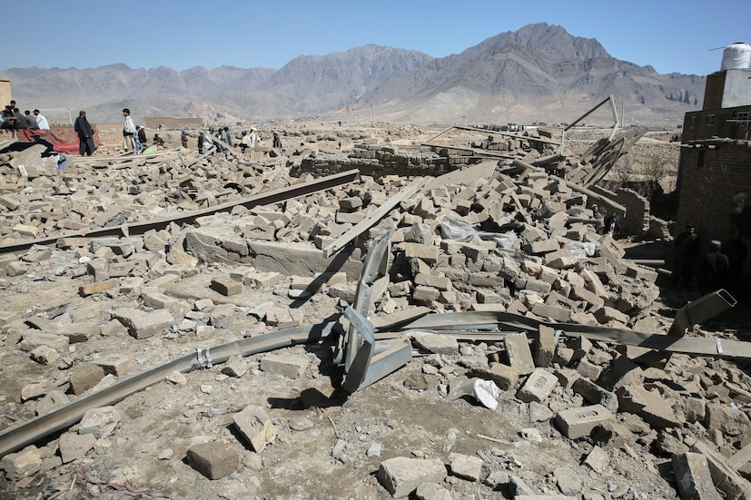 সন্ত্রাসের জেরে চরম সংকটে পাকিস্তান, ২০২৫-এ বিশ্বে শীর্ষে উঠল জঙ্গি-আক্রান্ত দেশ হিসেবেপাকিস্তানে সন্ত্রাসবাদ ক্রমেই ভয়াবহ রূপ নিচ্ছে। ২০২৫ সালে দেশটি বিশ্বের সবচেয়ে সন্ত্রাস-প্রভাবিত দেশে পরিণত হয়েছে বলে জানানো হয়েছে ‘গ্লোবাল টেররিজম ইনডেক্স ২০২৬’ (GTI) রিপোর্টে। একটি সর্বভারতীয় সংবাদমাধ্যমে প্রকাশিত এই রিপোর্ট অনুযায়ী, গত বছরে পাকিস্তানে ১,০৪৫টি সন্ত্রাসী হামলায় প্রাণ হারিয়েছেন ১,১৩৯ জন। আহত হয়েছেন আরও ১,৫৯৫ জন, পাশাপাশি ৬৫৫ জনকে আটক করা হয়েছে। সন্ত্রাসের জেরে চরম সংকটে পাকিস্তান, ২০২৫-এ বিশ্বে শীর্ষে উঠল জঙ্গি-আক্রান্ত দেশ হিসেবেপাকিস্তানে সন্ত্রাসবাদ ক্রমেই ভয়াবহ রূপ নিচ্ছে। ২০২৫ সালে দেশটি বিশ্বের সবচেয়ে সন্ত্রাস-প্রভাবিত দেশে পরিণত হয়েছে বলে জানানো হয়েছে ‘গ্লোবাল টেররিজম ইনডেক্স ২০২৬’ (GTI) রিপোর্টে। একটি সর্বভারতীয় সংবাদমাধ্যমে প্রকাশিত এই রিপোর্ট অনুযায়ী, গত বছরে পাকিস্তানে ১,০৪৫টি সন্ত্রাসী হামলায় প্রাণ হারিয়েছেন ১,১৩৯ জন। আহত হয়েছেন আরও ১,৫৯৫ জন, পাশাপাশি ৬৫৫ জনকে আটক করা হয়েছে।