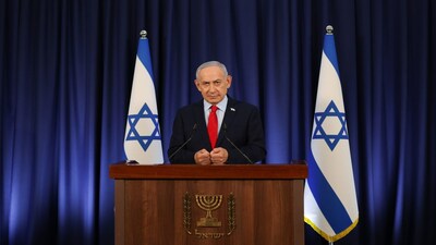 পশ্চিম এশিয়ায় যুদ্ধ পরিস্থিতি কোন পথে এগোচ্ছে, তা নিয়ে প্রশ্ন উঠতে শুরু করেছে। প্রশ্ন উঠছে আমেরিকা এবং ইজরায়েলের সমন্বয় নিয়েও। বুধবার ইরানের প্রাকৃতিক গ্যাসের এক গুরুত্বপূর্ণ ঘাঁটিতে হামলা করেছে ইজরায়েল। তবে বৃহস্পতিবার ট্রাম্প দাবি করেন, আমেরিকা ওই হামলার বিষয়ে আগে থেকে কিছুই জানত না। আমেরিকাকে না জানিয়েই হামলা করেছে ইজরায়েল। ভবিষ্যতে ইজরায়েল এমন করবে না, সেই কথাও বলেছেন ট্রাম্প। (Photo: AP)