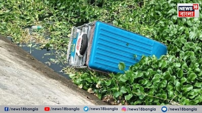 দ্রুতগামী টোটোটি নিয়ন্ত্রণ হারিয়ে রাস্তার ধারের নয়ানজুলিতে উল্টে যায়৷ (Representative Image)