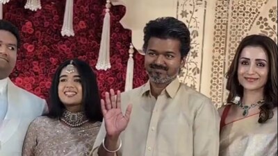 তামিল সিনেমার শীর্ষ অভিনেতা বিজয়ের স্ত্রী সঙ্গীতা চেঙ্গালপাট্টু আদালতে বিবাহবিচ্ছেদের আবেদন করেছেন। বিগত কয়েক বছর ধরে সঙ্গীতার জনসাধারণের অনুষ্ঠানে অনুপস্থিতি সোশ্যাল মিডিয়ায় অনেক গুজব ছড়িয়েছে। তবে পরিবারের ঘনিষ্ঠ সূত্র জানিয়েছে যে তিনি তাঁর সন্তানদের পড়াশোনা এবং বিদেশে কর্মরত থাকার জন্য সেখানেই থেকেছেন। এই প্রেক্ষাপটেই তিনি বিবাহবিচ্ছেদের আবেদন করেছেন।