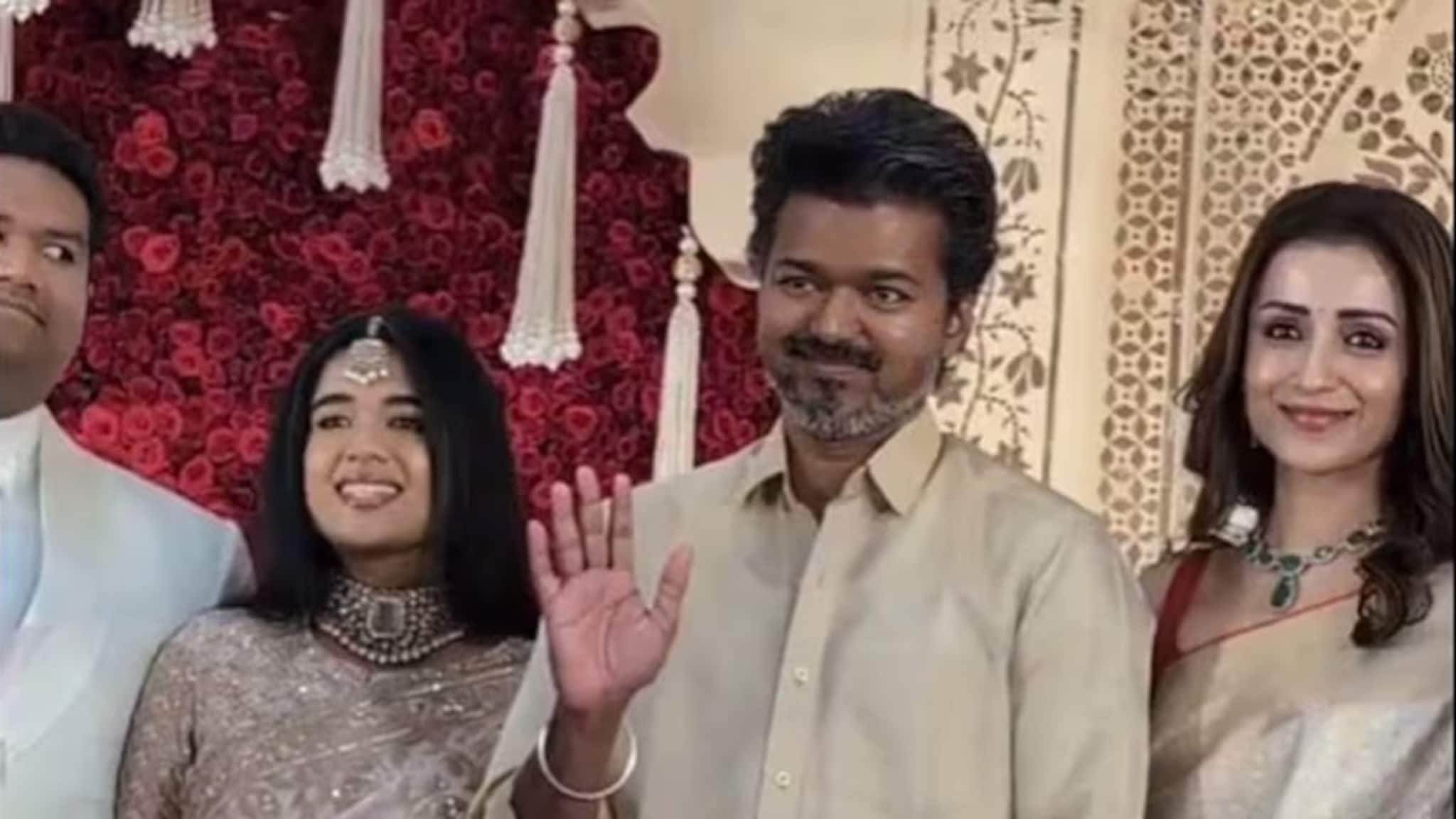 স্ত্রী সঙ্গীতা বিবাহবিচ্ছেদের আবেদন করার কয়েকদিন পরেই বিজয়-তৃষা একই গাড়িতে, একই সাজে বিয়েবাড়ি গেলেন