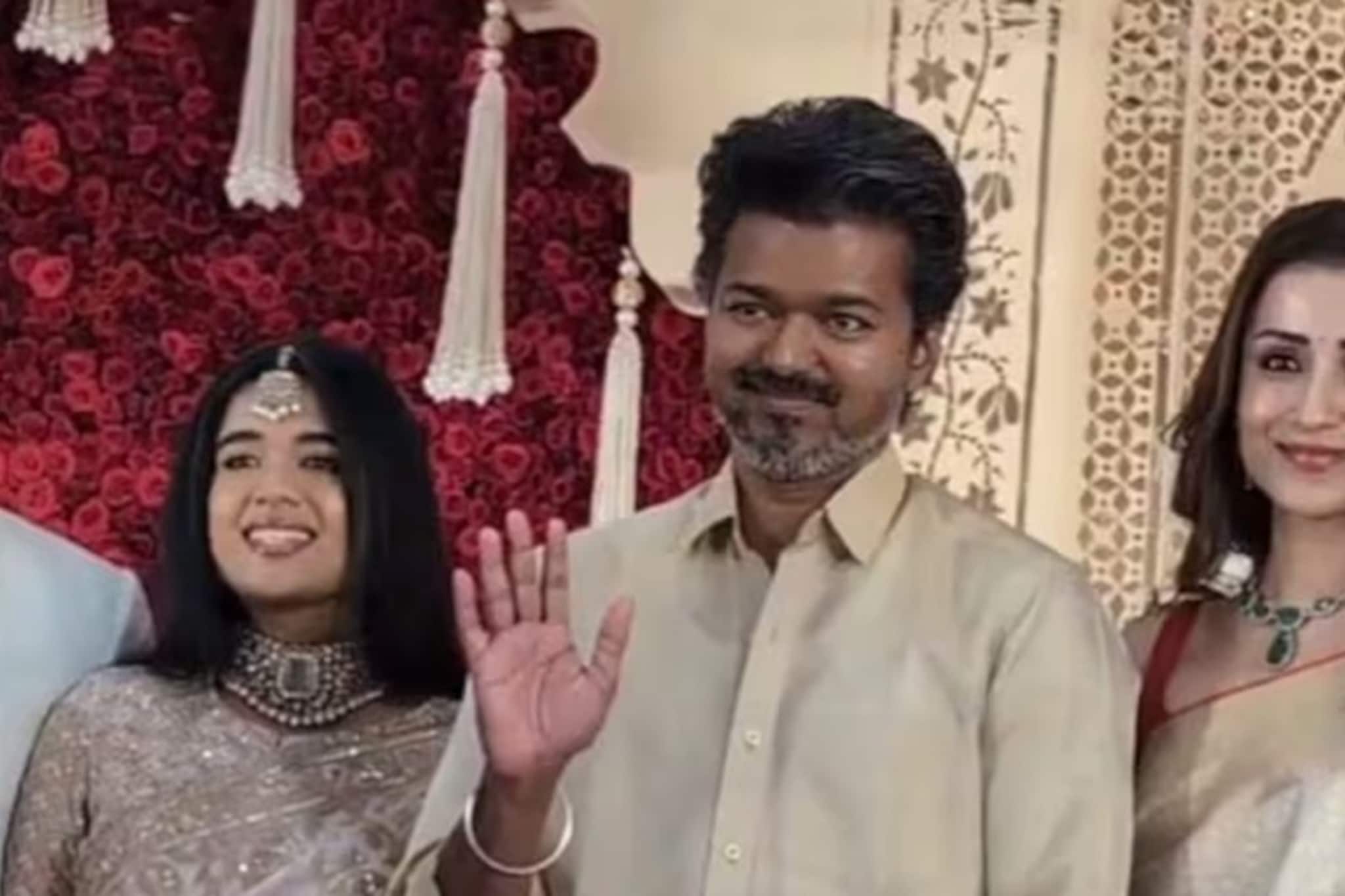 স্ত্রী সঙ্গীতা বিবাহবিচ্ছেদের আবেদন করার কয়েকদিন পরেই বিজয়-তৃষা একই গাড়িতে বিয়েবাড়িতে