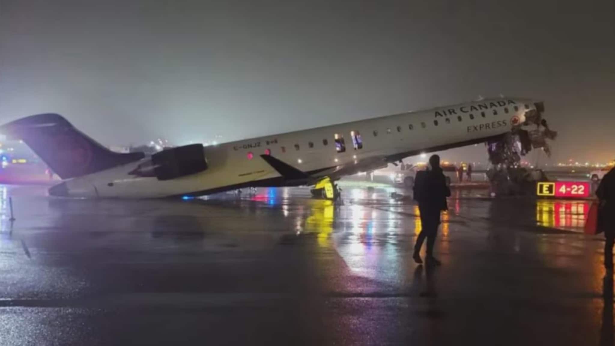 ল্যান্ডিংয়ের সময় ভয়ঙ্কর ঘটনা ! নিউইয়র্ক বিমানবন্দরে ট্রাকের সঙ্গে সংঘর্ষ এয়ার কানাডার বিমানের